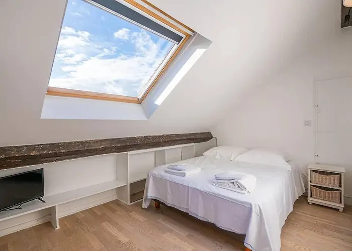Amazing Location Only 3 Minutes From Luxembourg Gargens