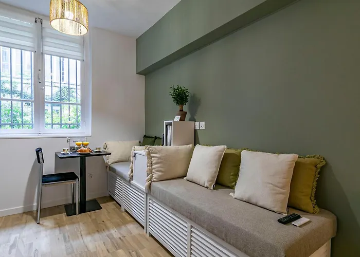 Design And Quiet Studio On Wooded Courtyard !
