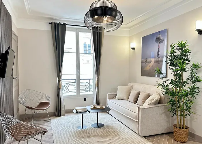 Charming Apartment With Eiffel Tower View