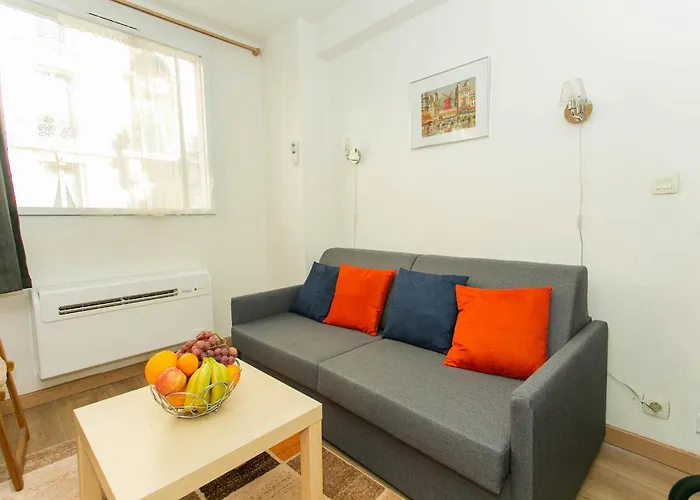 Champs Elysees & Arc De Triomphe - Cityapartmentstay