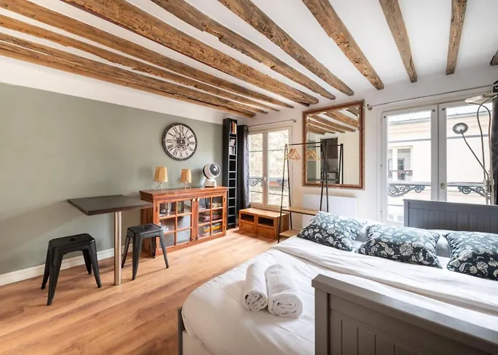 Central Parisian-Style Studio Apart - Sentier