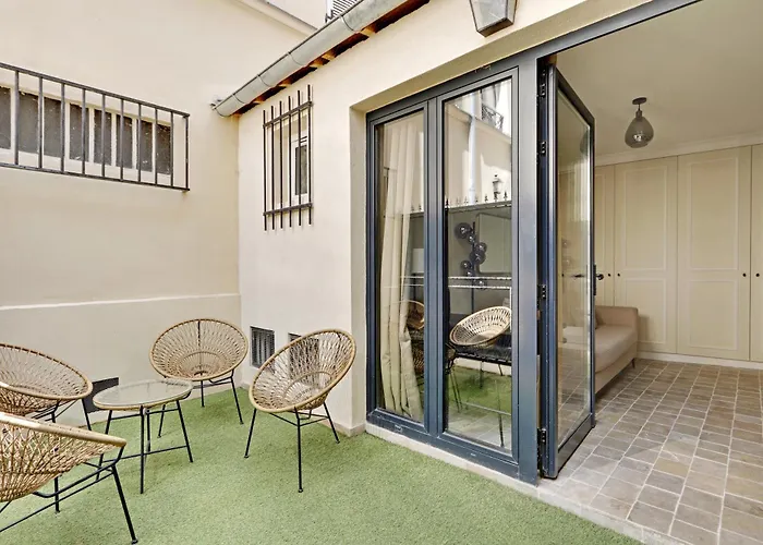 Pick A Flat\'S Apartment In Monrmartre - Rue Lepic