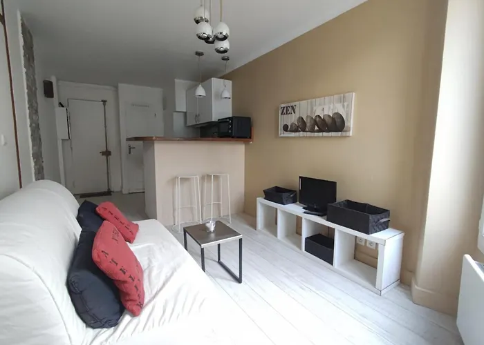 Studio Near Montmartre And Place De Clichy, Bright Sunny 4Th Floor