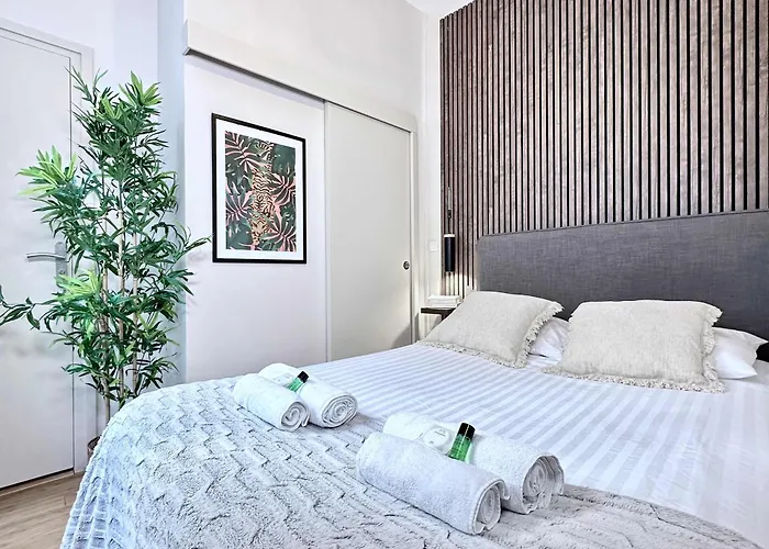 Renovated Champs-Elysees Retreat