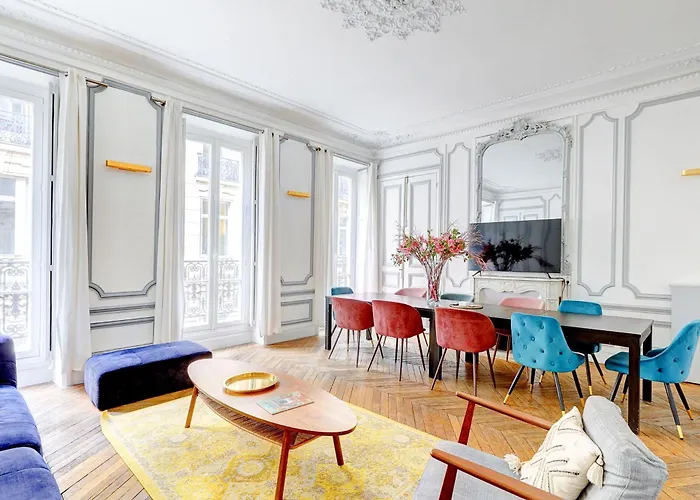 L\'Elegance Parisienne Au Coeur Des Champs-Elysees
