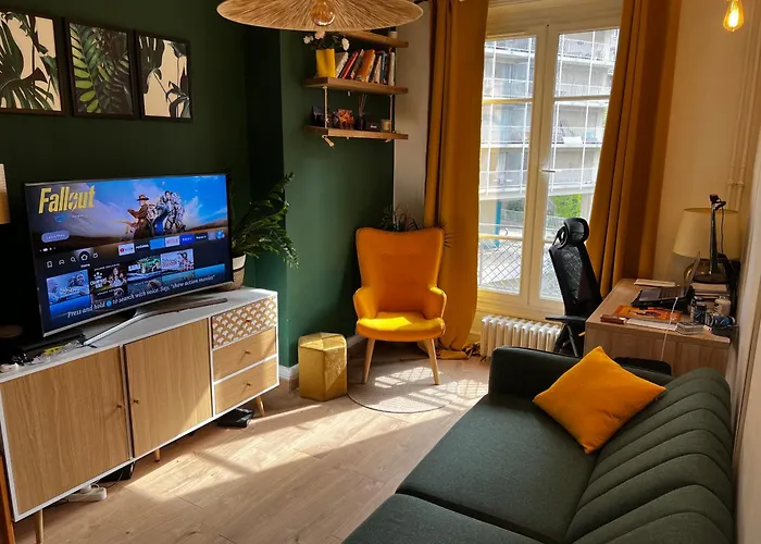 Un Charmant Appartement A Cote De La Cite Florale