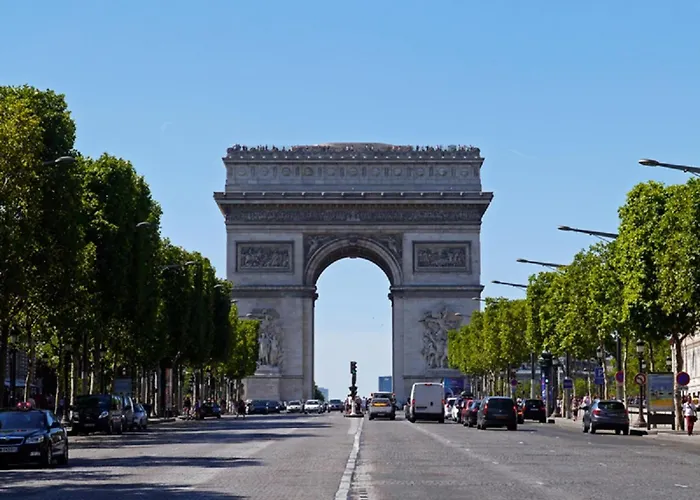 Studette Paris Champs Elysees