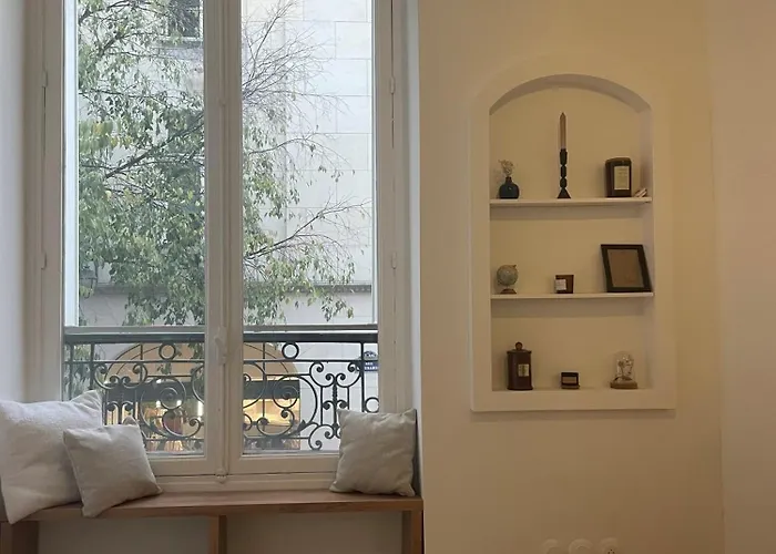 Parisian Mona Lisa Apartment - Heart Of Paris