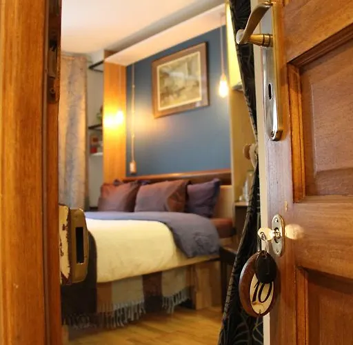 Private Room In A Parisian Homestay! - Close To It All!
