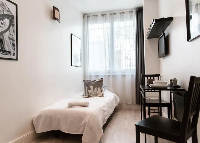 Montmartre Apartments Leo Ferre