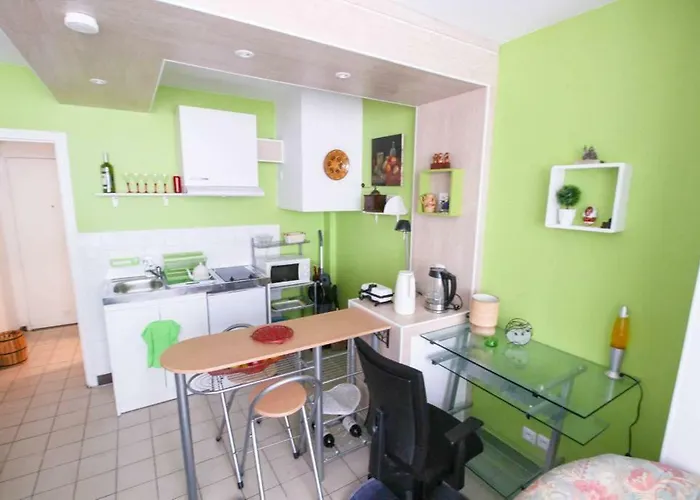 Métro Pigalle,Garçonnière 25 m2, 3 per, cabarets théâtres,restaurants,tout confort