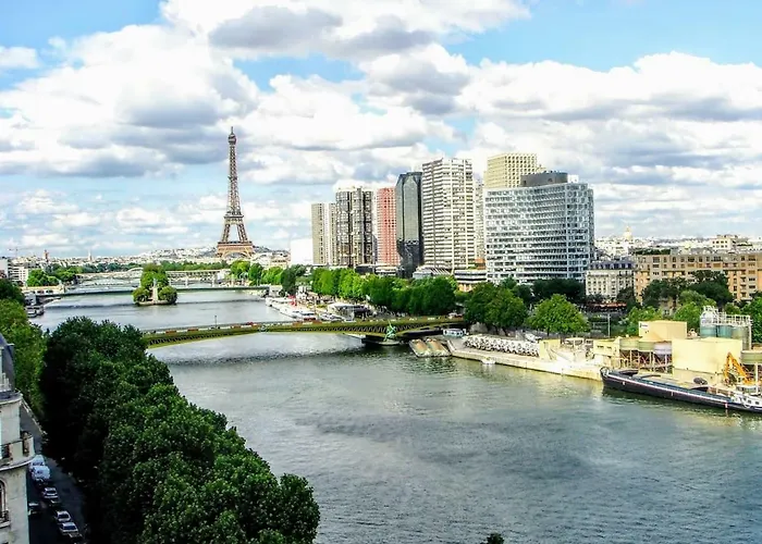 Luxe Eiffel Tower And Seine River