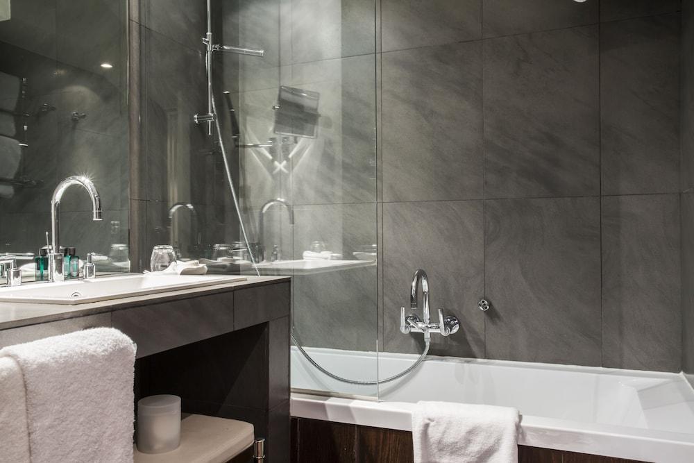 Du Petit Moulin, Haute Couture By Lacroix Hotel