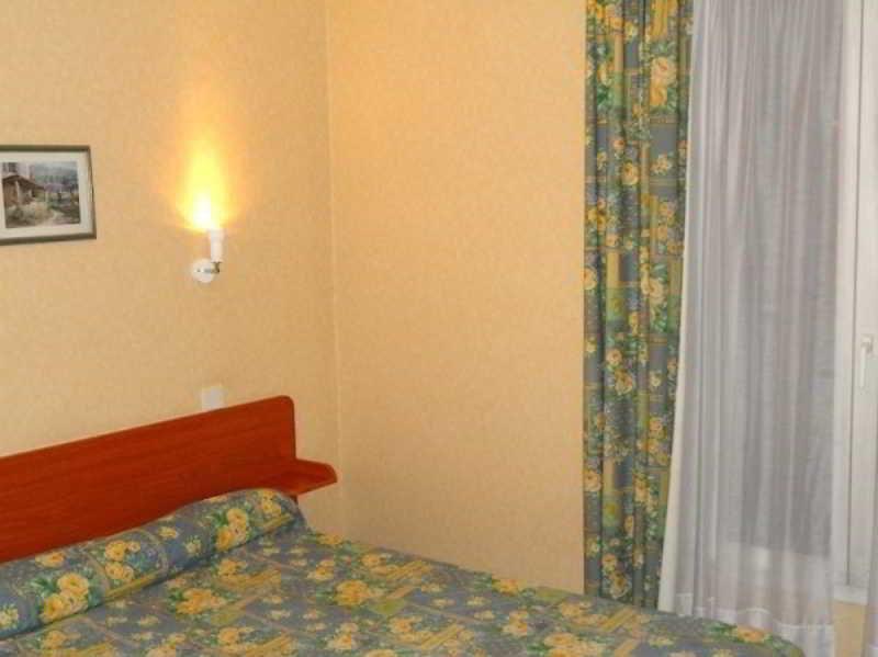 De La Place Des Alpes Hotel Parigi