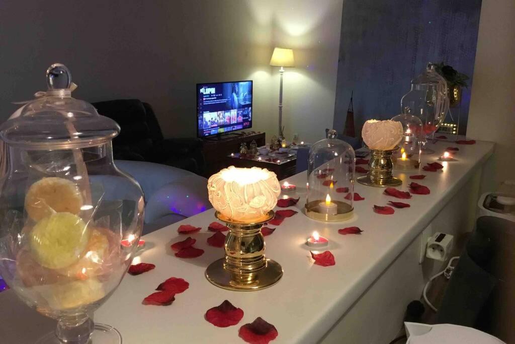 Cosy private Jacuzzi Spa apartment in Paris Appartamento *