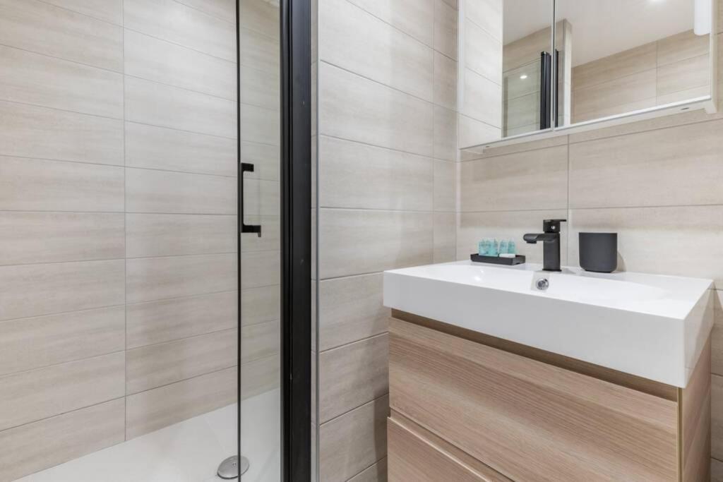 Apartment Hsh Parmentier-couronnes Ii Design 4p-1br Paris