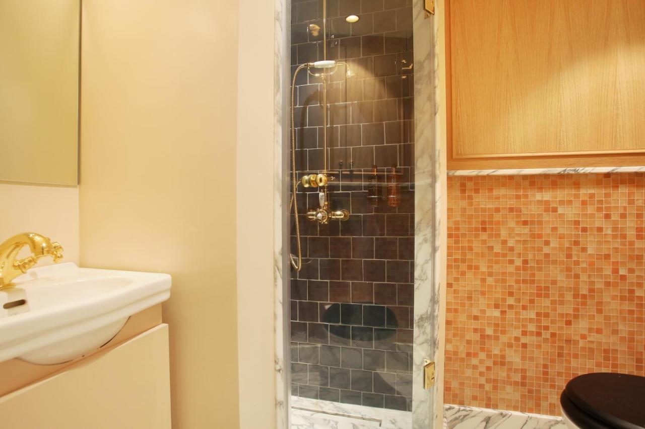 Pick A Flat's - A Bedroom In Le Marais Parigi