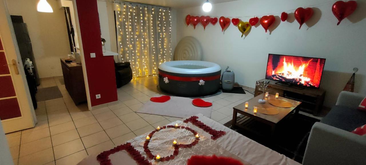 Cosy private Jacuzzi Spa apartment in Paris Appartamento *