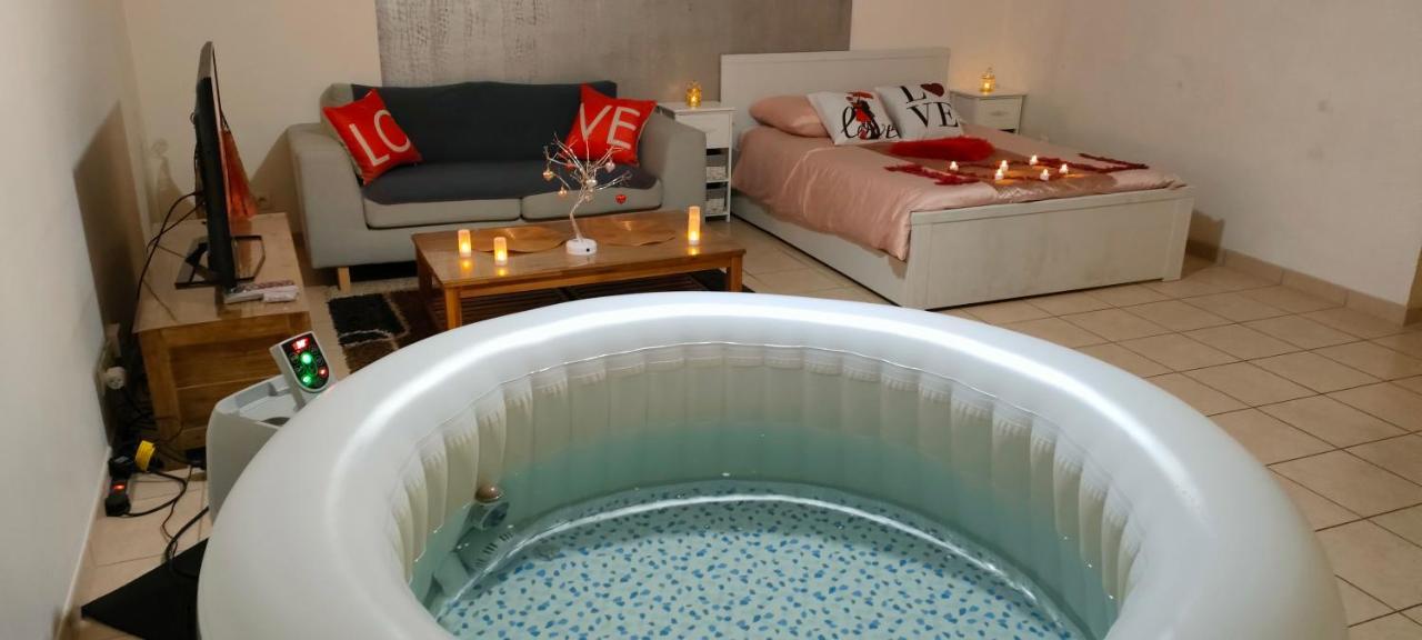Cosy private Jacuzzi Spa apartment in Paris Appartamento Parigi