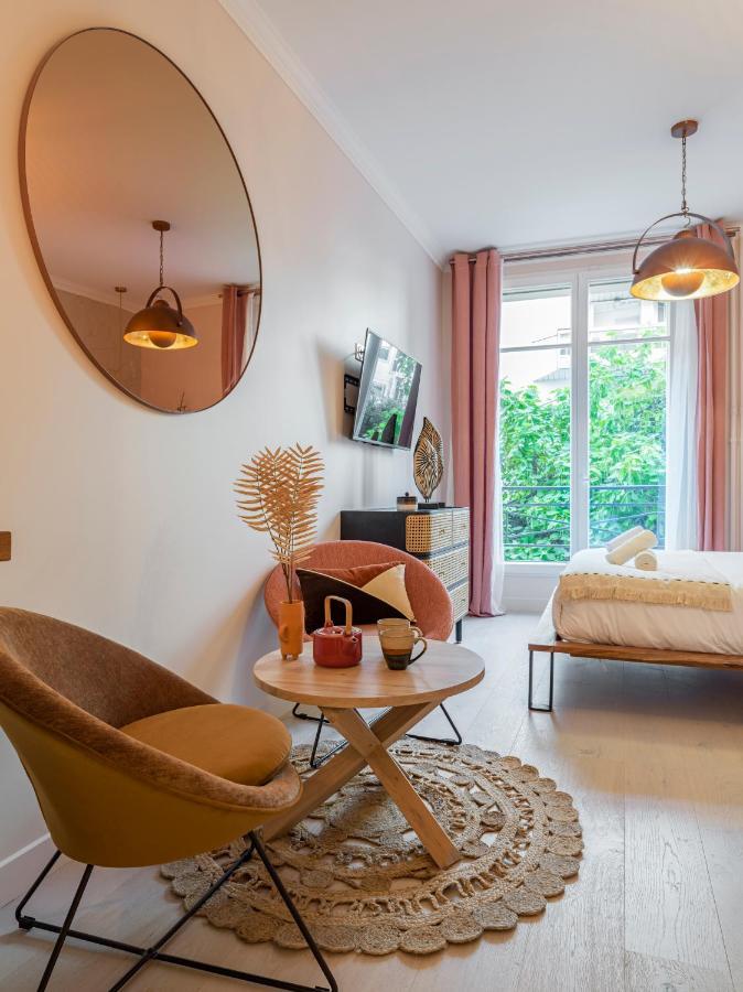 Apartment Pink & Wood Cocoon Paris