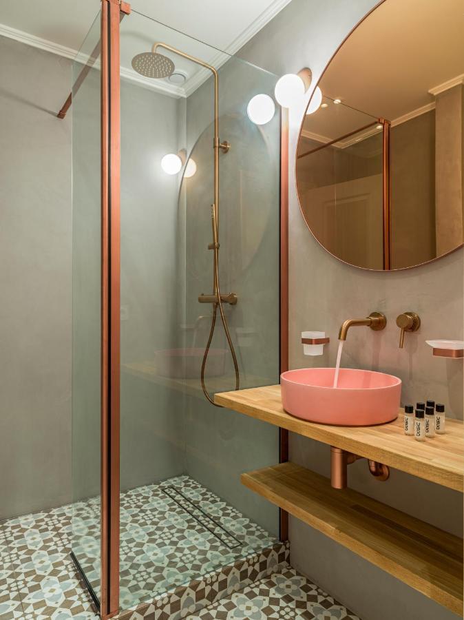Pink & Wood Cocoon Apartment Paris