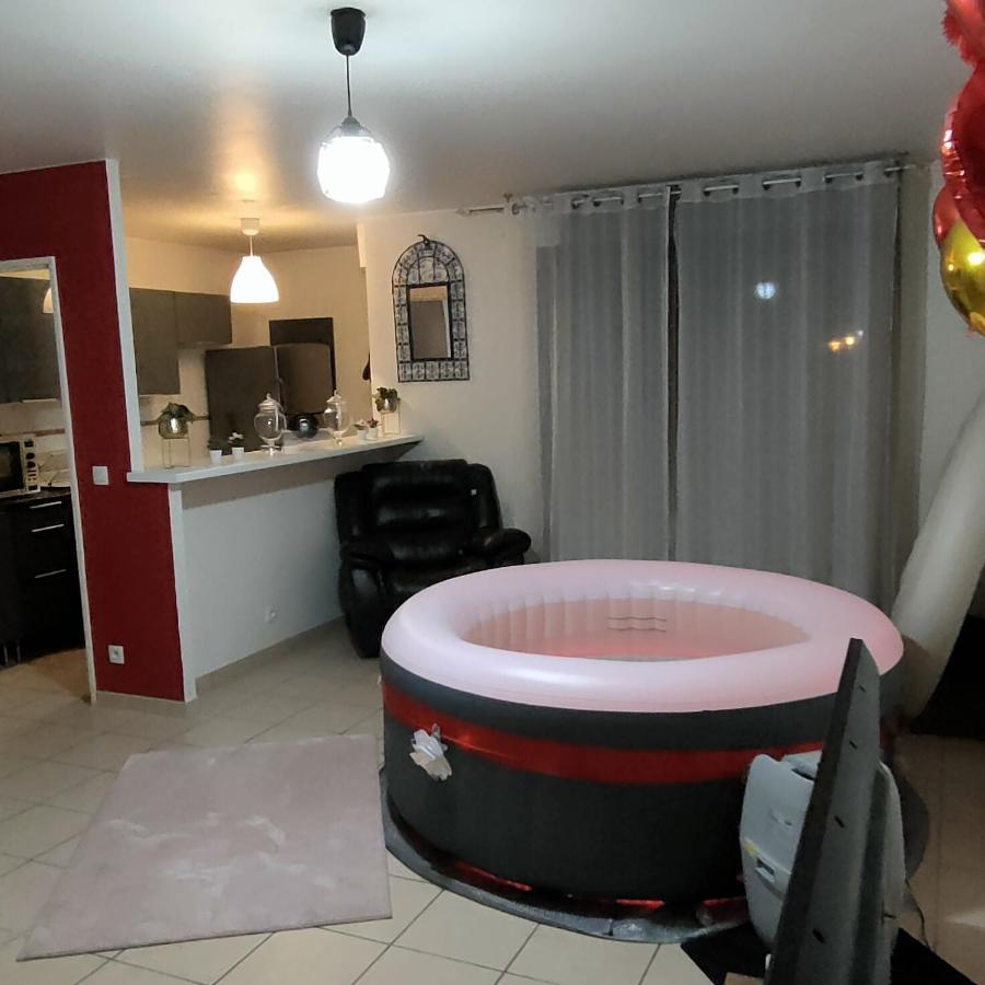 Appartamento Cosy private Jacuzzi Spa apartment in Paris Parigi