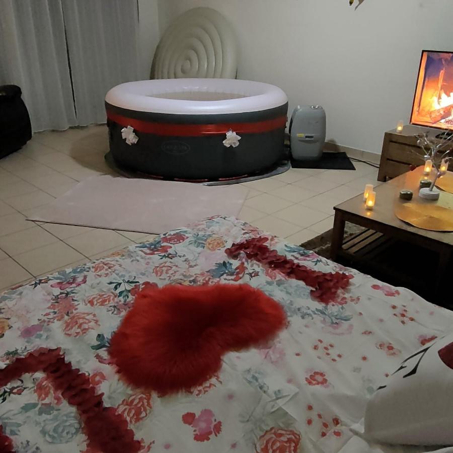 Cosy private Jacuzzi Spa apartment in Paris Appartamento *