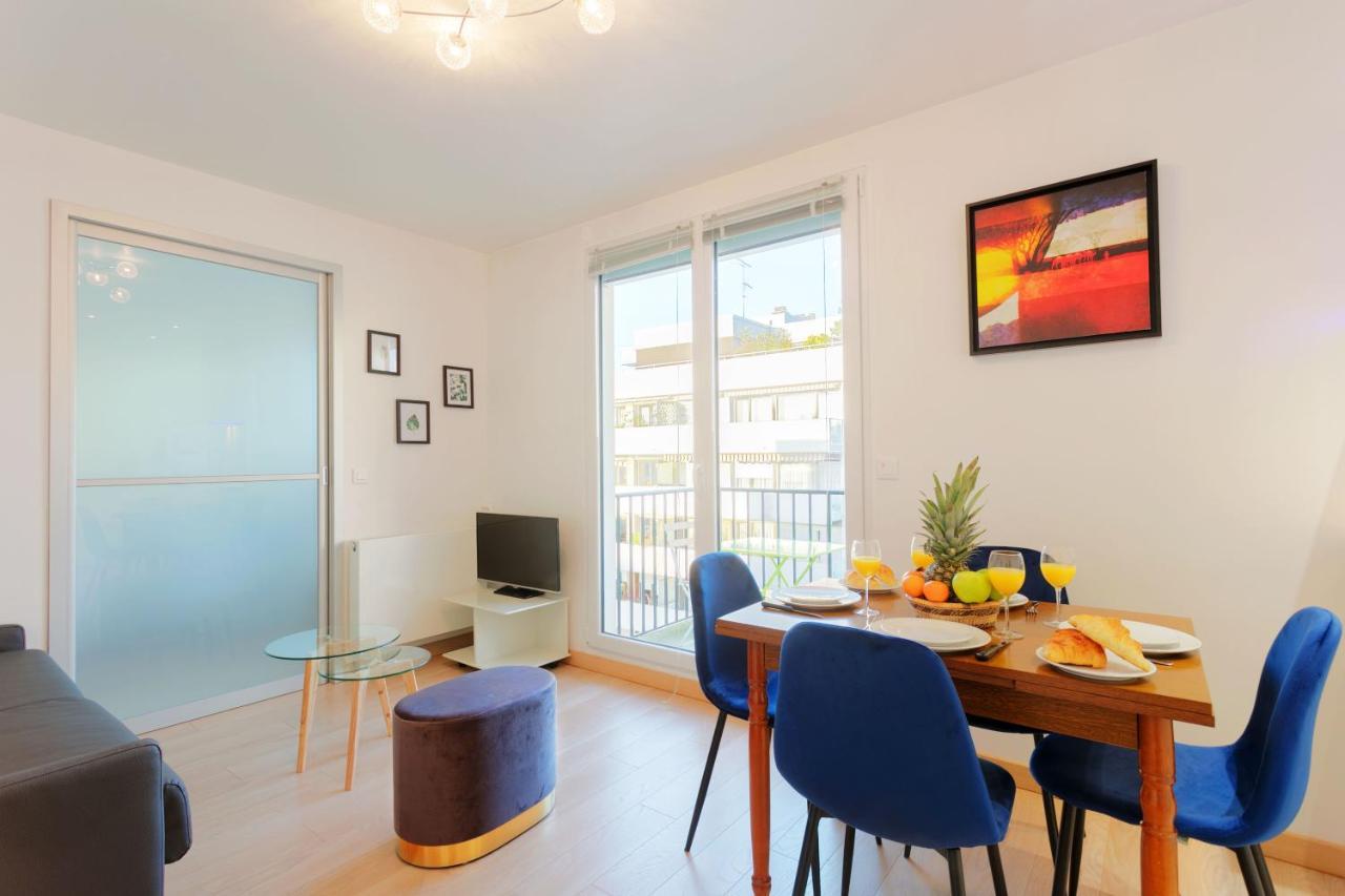 Eiffel Tower View - Private Apartment