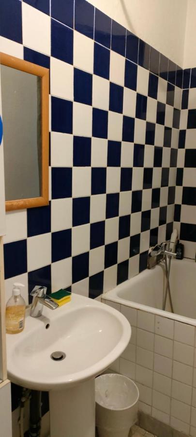 Private Iii For 1 Person Maximum In Our Family In 10, Near La Gare Du Nord Parigi