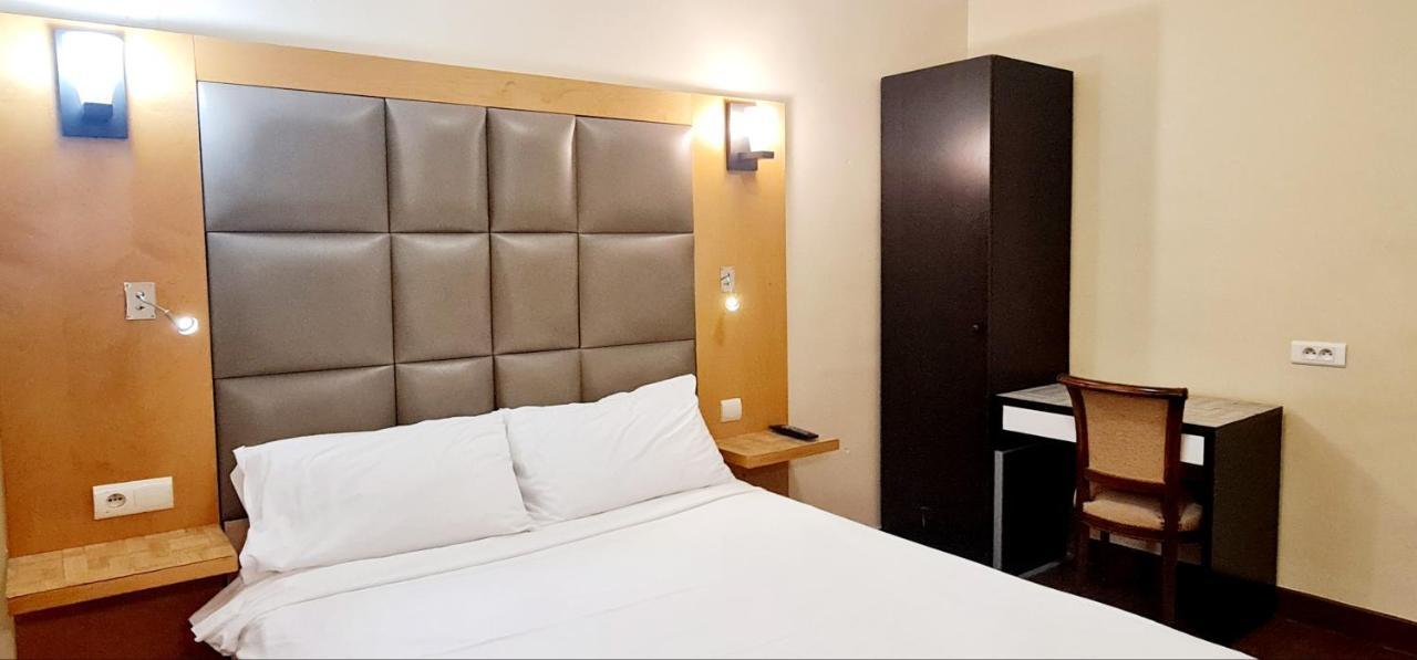 Hotel De France 18 *