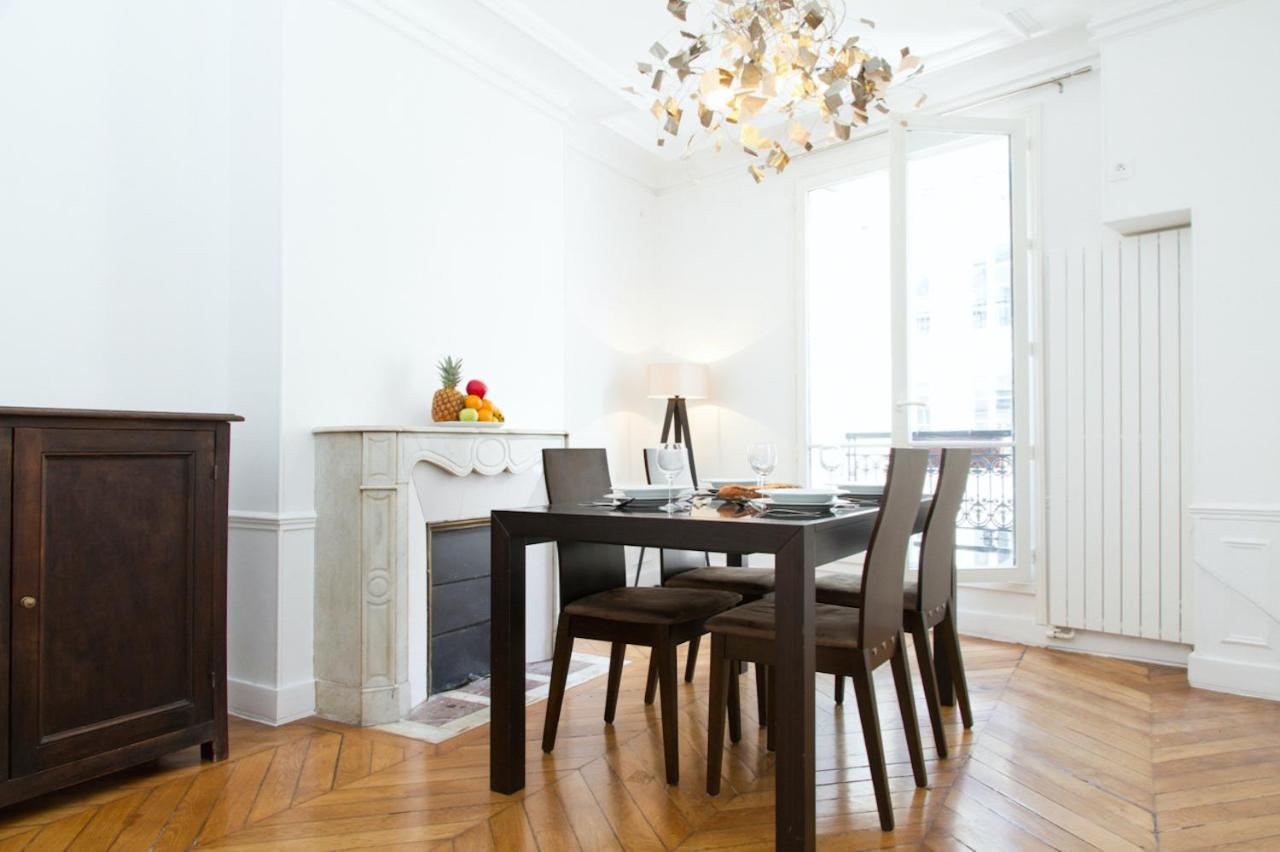 Rue Saint Honore - Louvre Paris