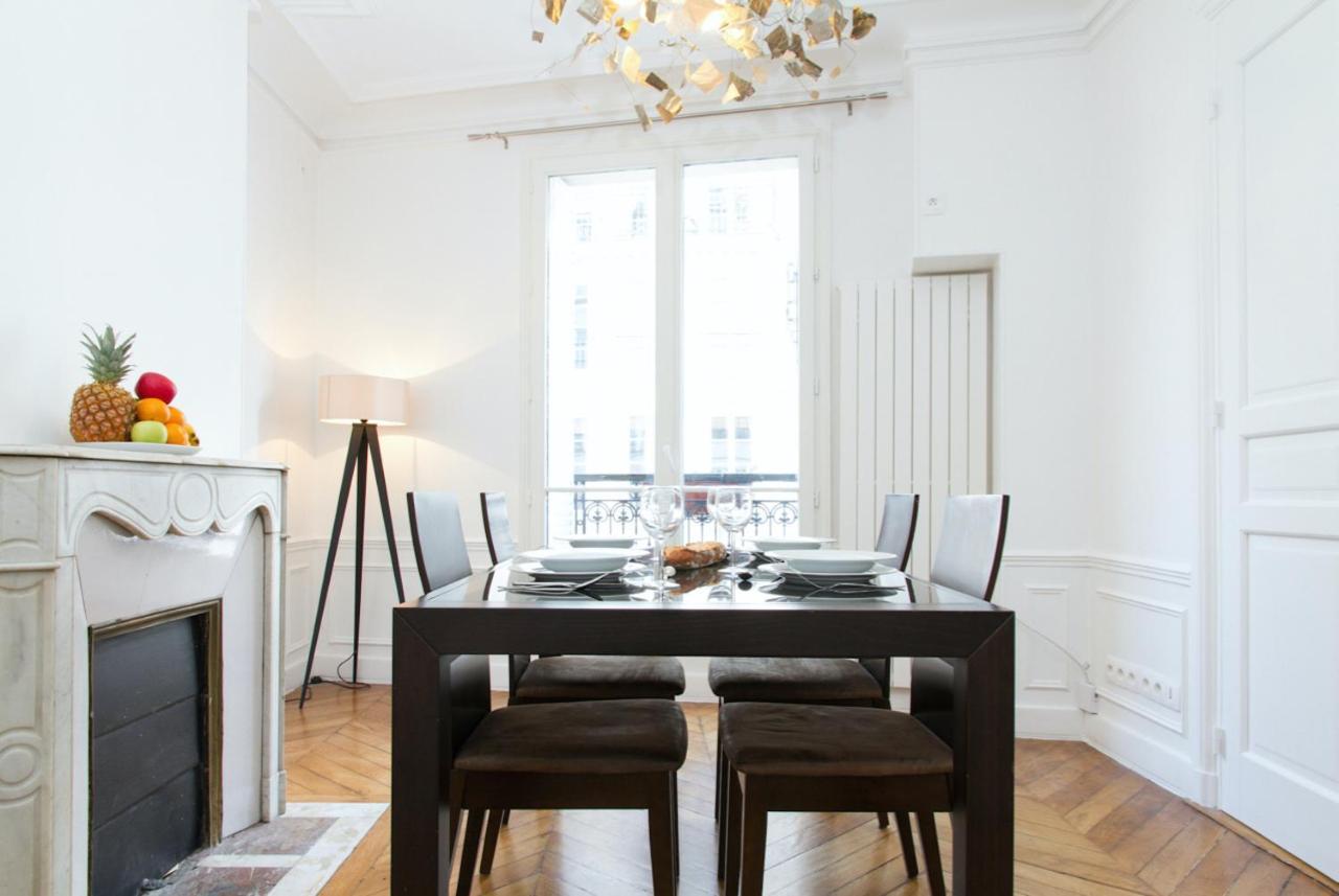 Rue Saint Honore - Louvre Paris