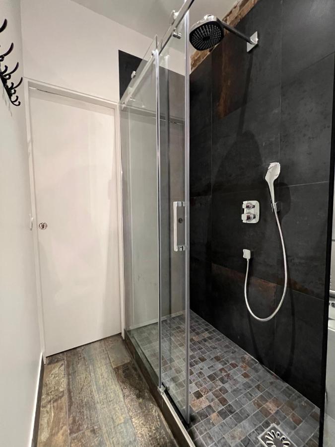 Appartamento Good Vibes Luxurious Loft In 11th, With Ac & Table Football *