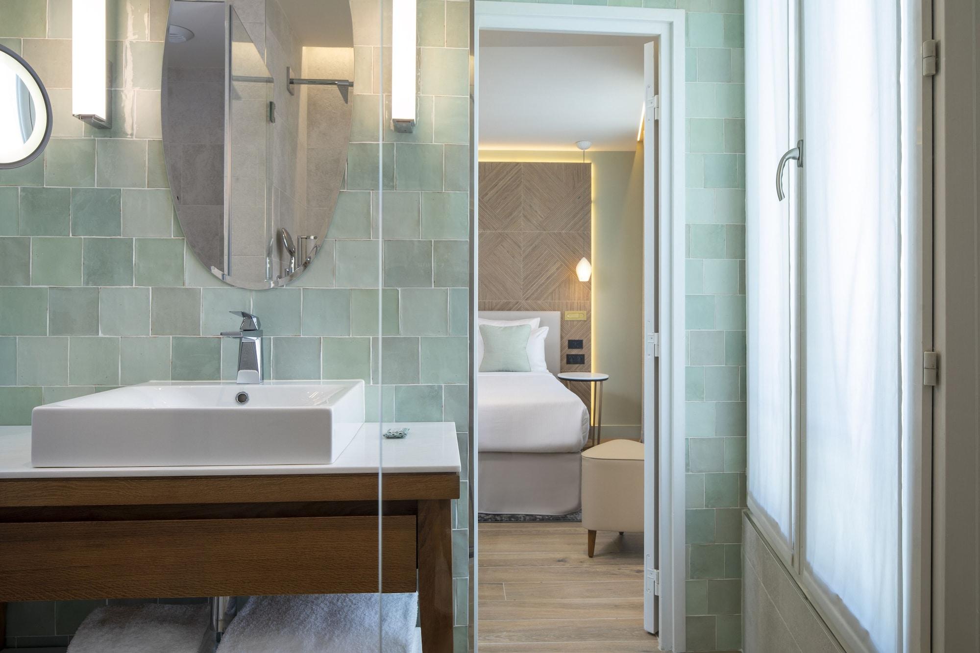Des Champs-elysees 4*