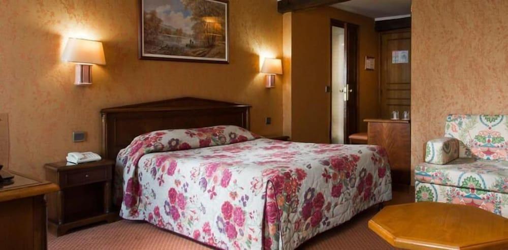 Meslay Republique Hotel