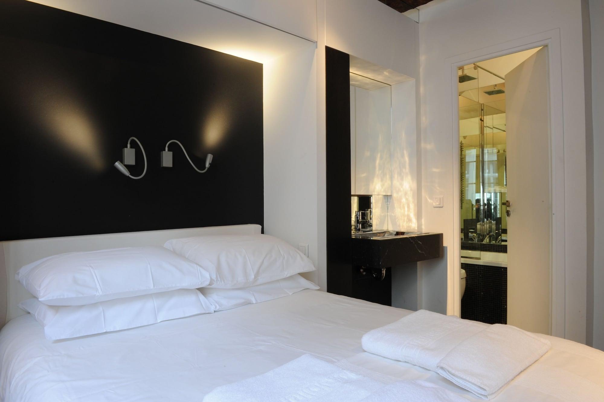 Boutique De La Place Des Vosges