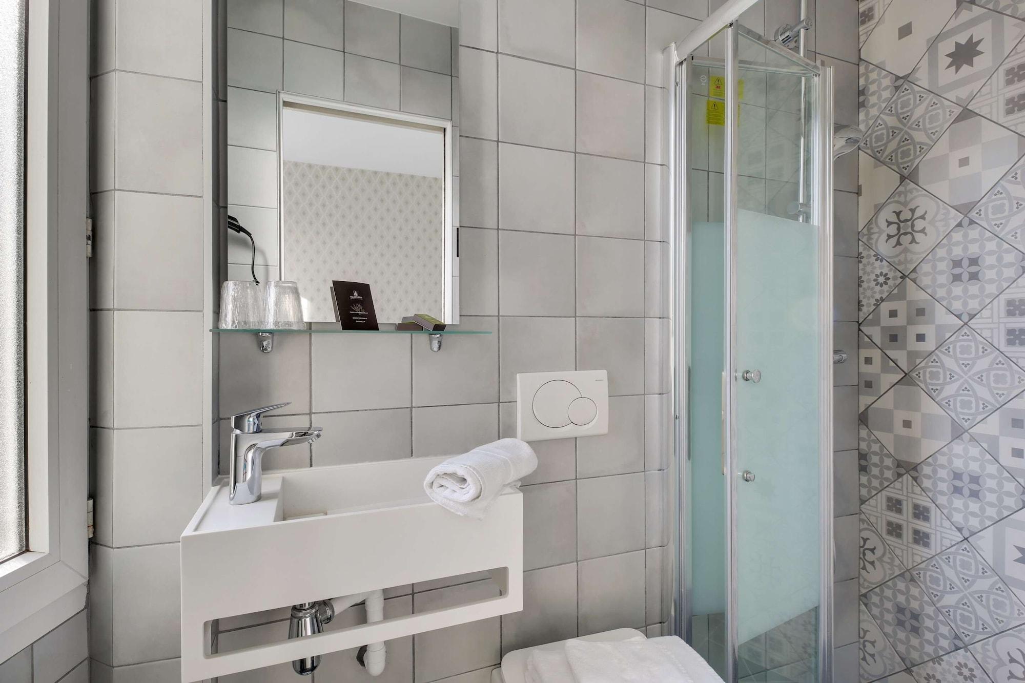 Hotel Riviera Elysees Parigi