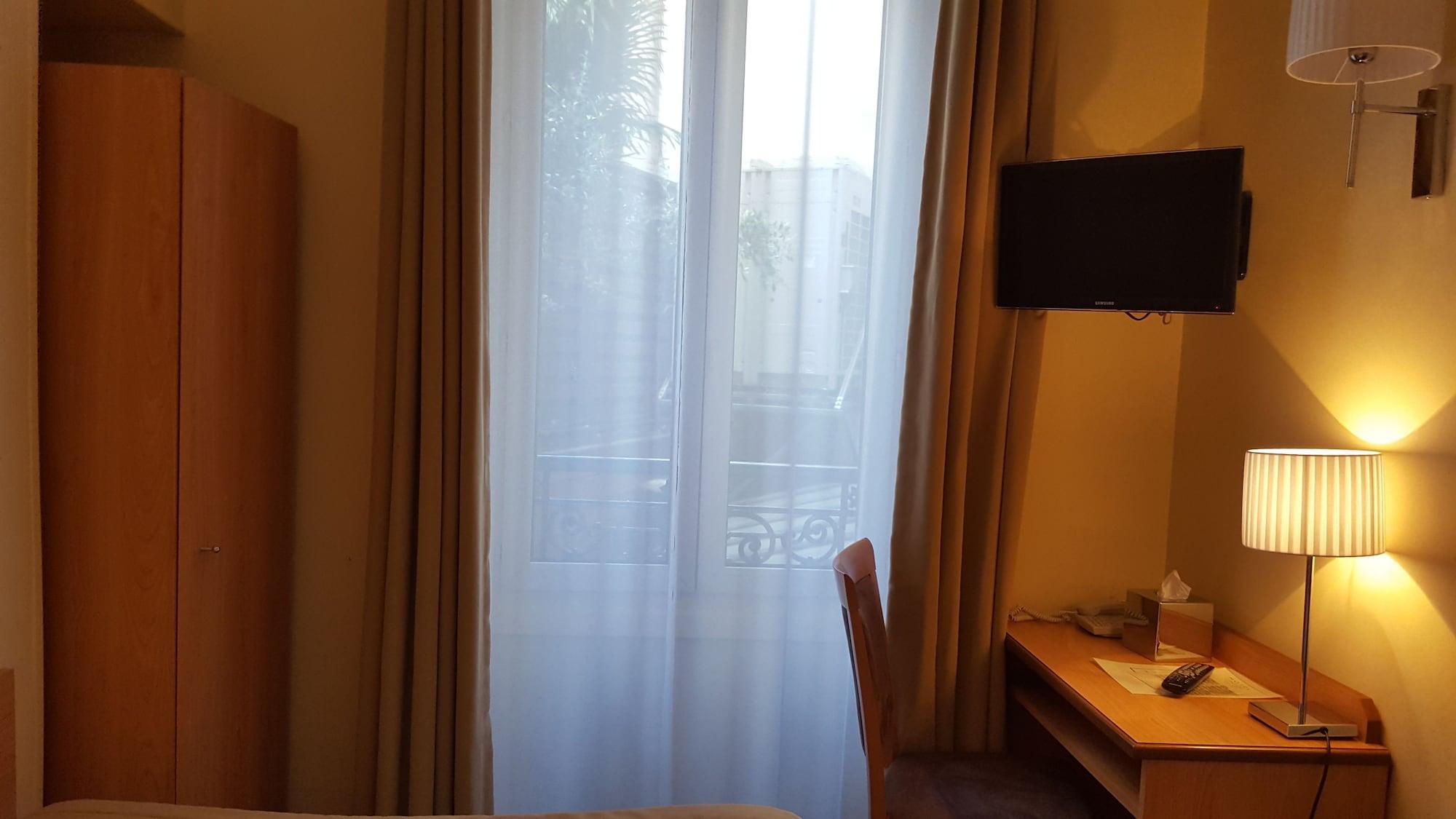 Saint Cyr Etoile 3* Parigi