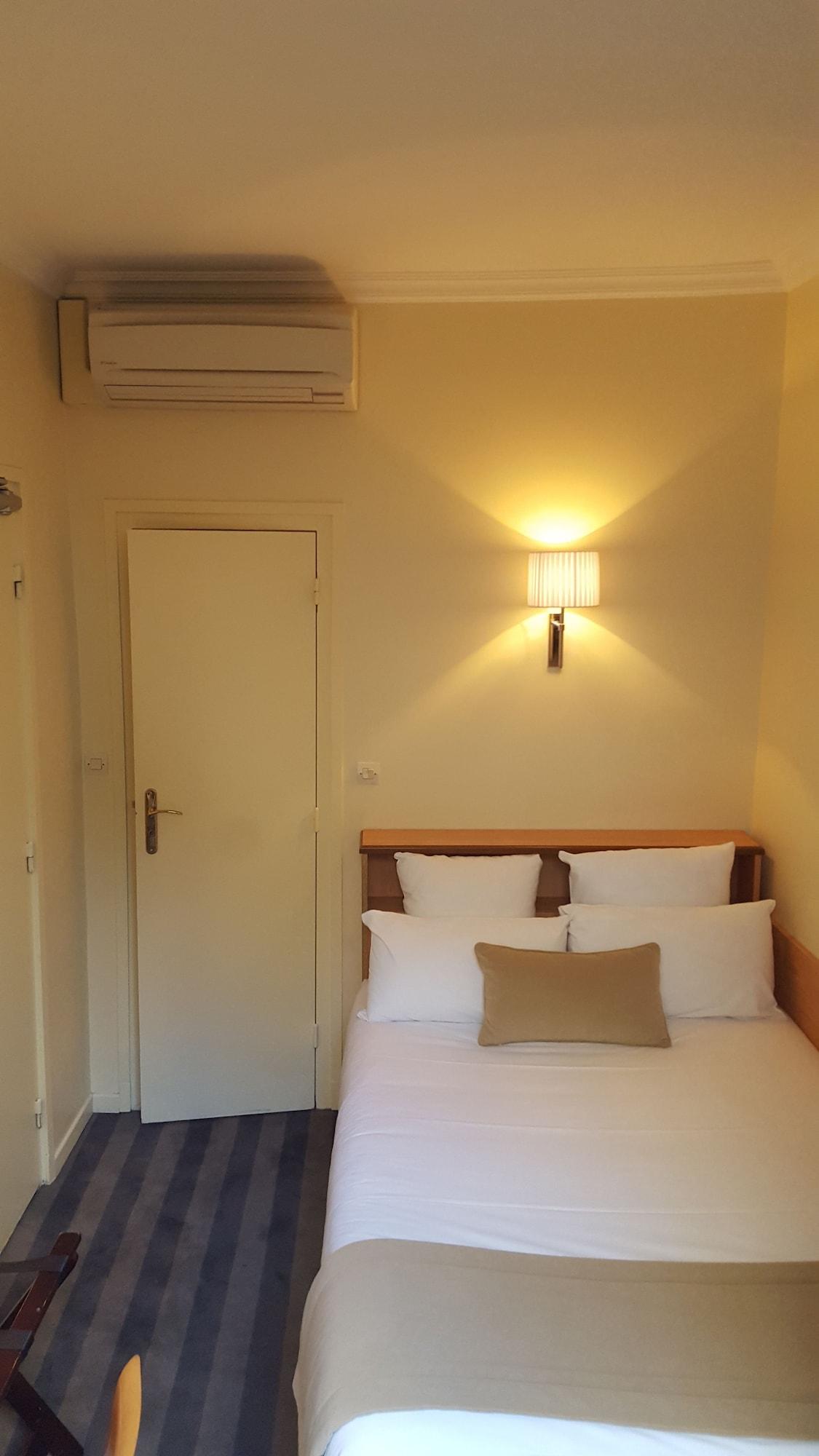 Saint Cyr Etoile 3* Parigi