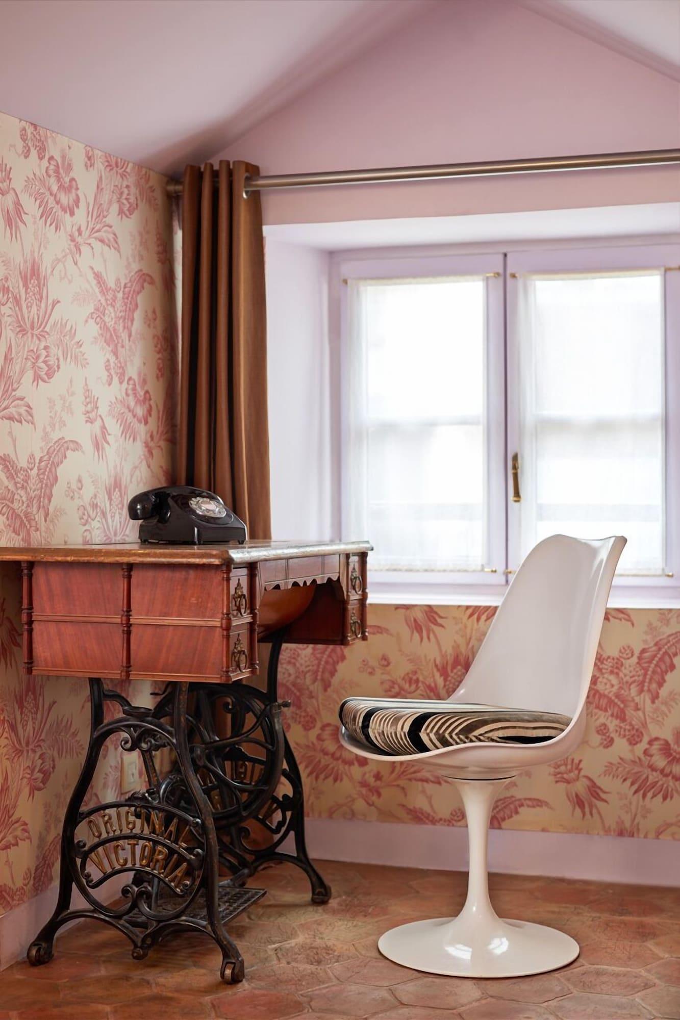 Hotel Du Petit Moulin, Haute Couture By Lacroix 4*