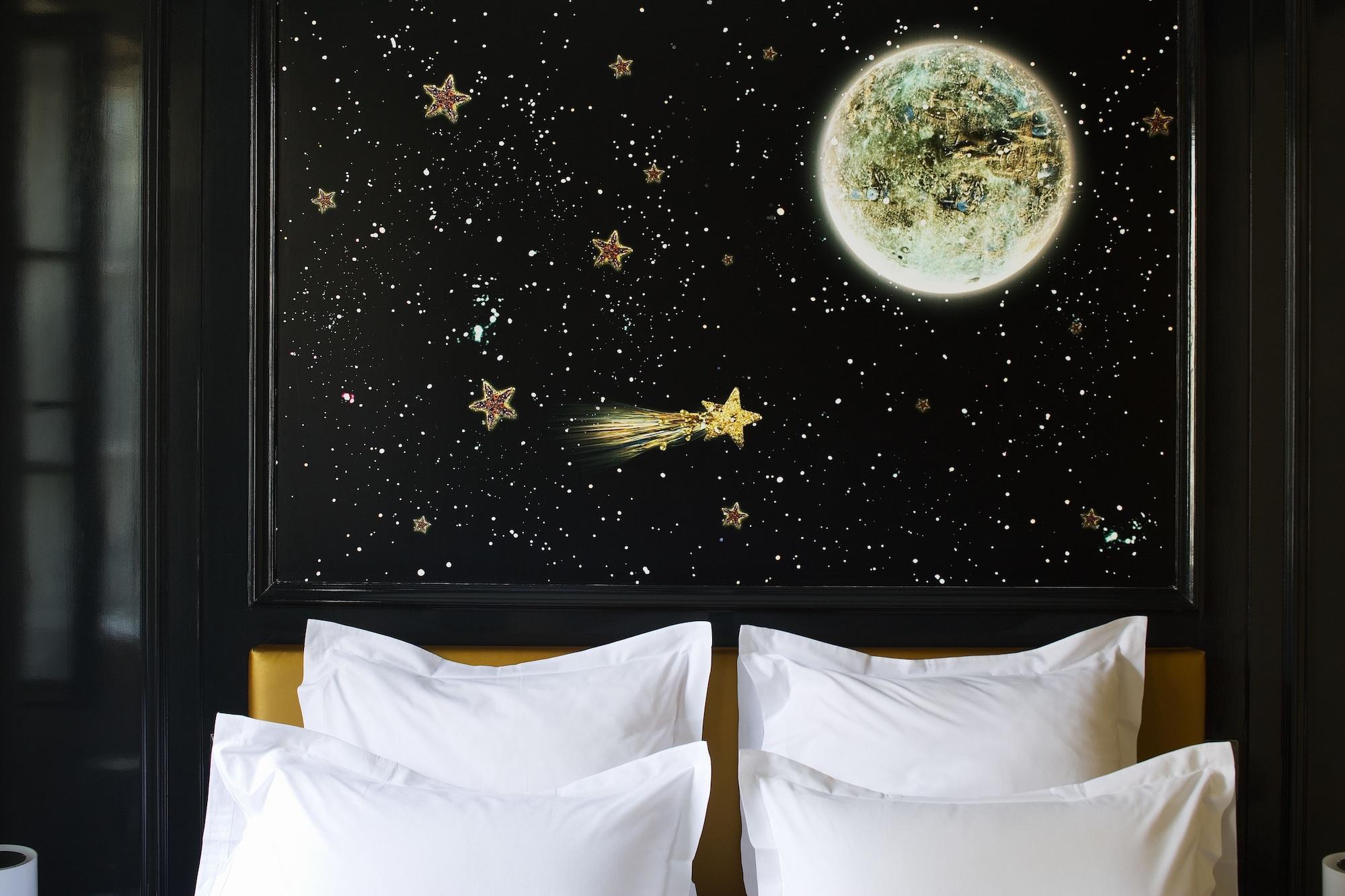 Du Petit Moulin, Haute Couture By Lacroix Hotel Parigi