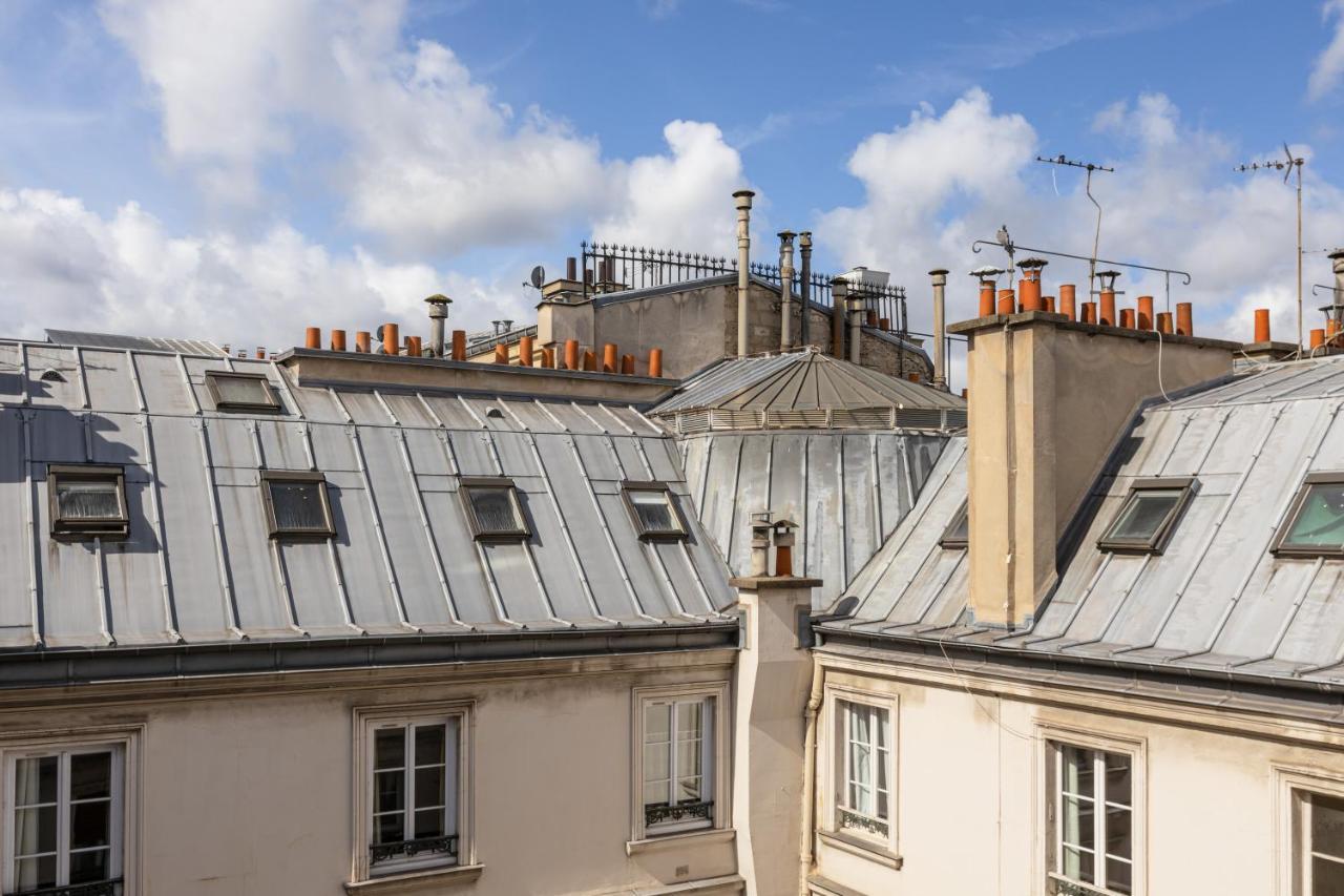 Veeve - Footsteps From The Arc De Triomphe Parigi