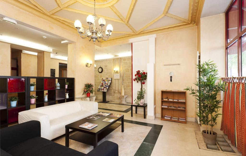 Hotel Ferney République Parigi
