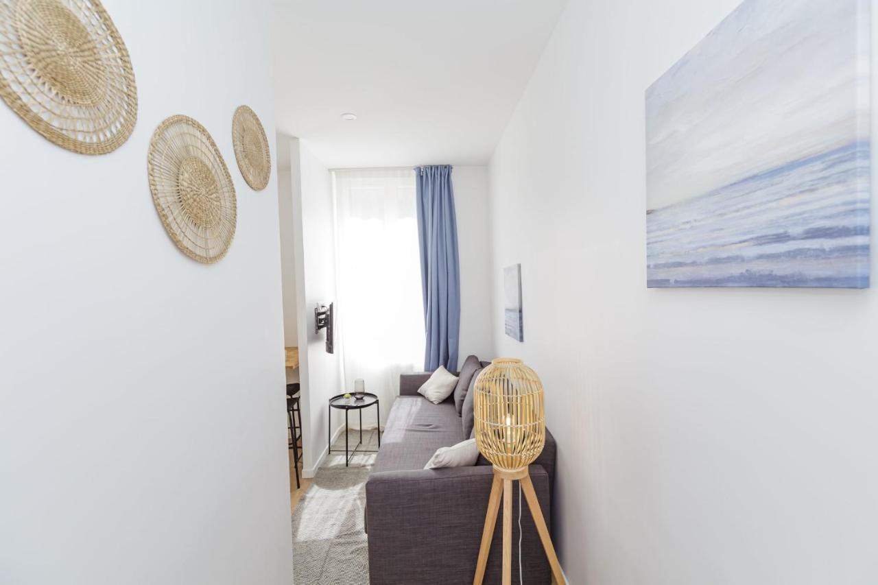 23 M Bright And Renovated Courtyard Side