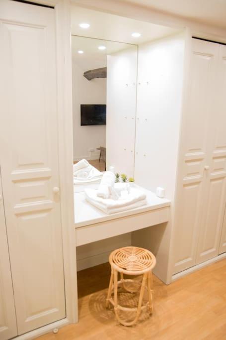 Spacious In Hyper Center - Smart Tv & Wifi - 4p Apartment *