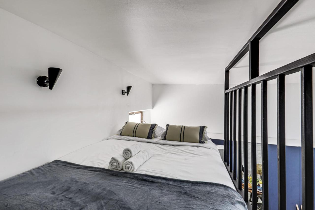 Modern French Studio In