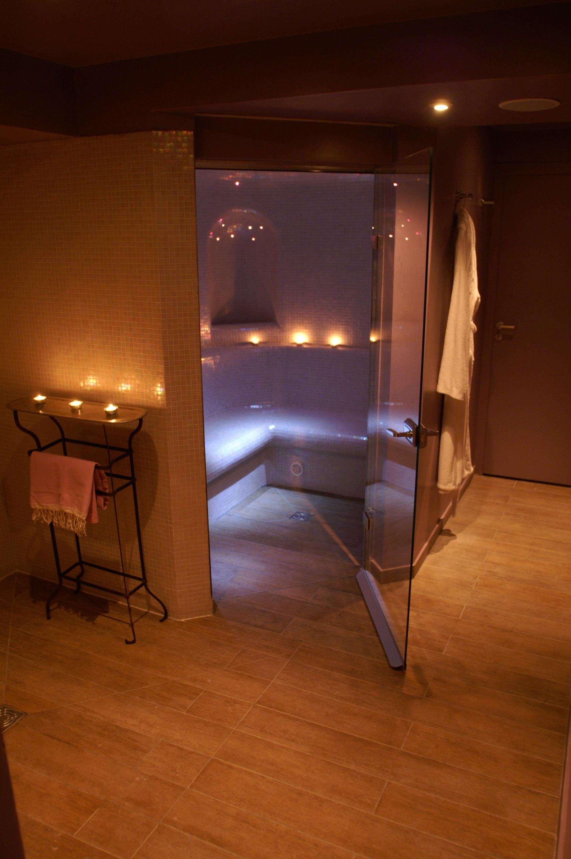 Le Six Hotel 4*