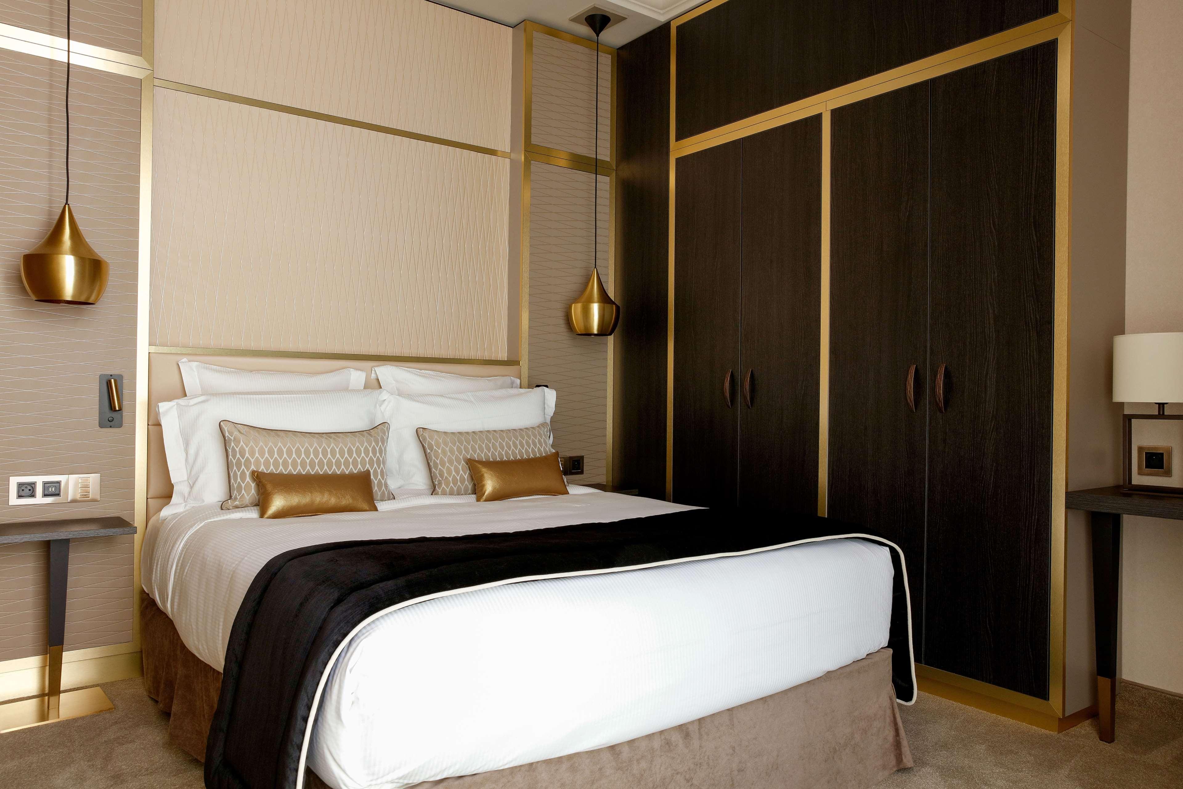 Niepce Paris, Curio Collection By Hilton Parigi