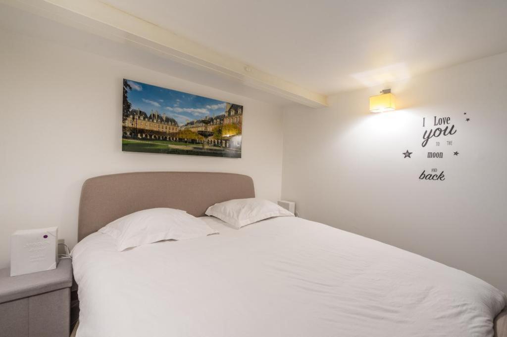 Appartamento Typical Parisian Flat In Le Marais Parigi