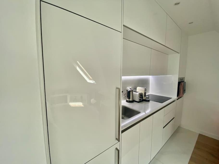 : Studio Avenue Montaigne, Champs-elysees * Parigi